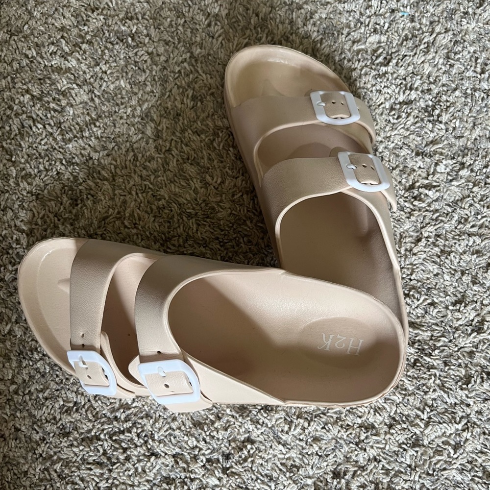 Foam sandals NEVER WORN ☀️